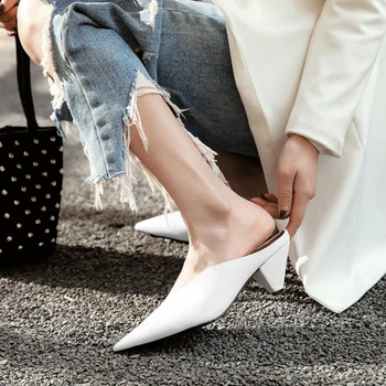 2023 Verão as Mulheres Sapatos de Couro Genuíno Dedo Apontado Mulheres Sandálias Sólido Modernas Sandálias para Mulheres em Forma de Calcanhar de Mulheres Mulas Sapatos